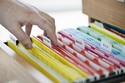Documentos de uma empresa organizados em gavetas