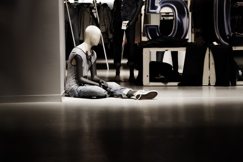 Ideias de vitrinismo: Imagem mostra um manequim sentado no chão
