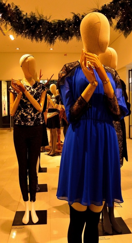 Exemplo de vitrinismo. A imagem mostra dois manequins dentro de uma loja